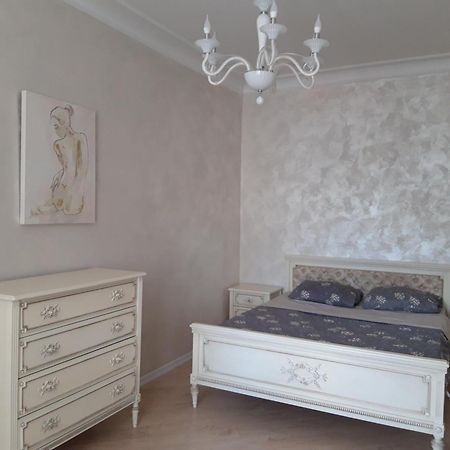 Luxury Apartment In The Center Chisinau Exterior photo