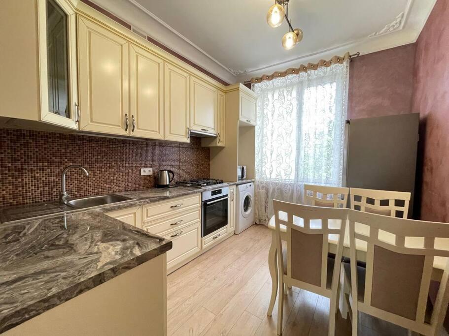 Luxury Apartment In The Center Chisinau Exterior photo