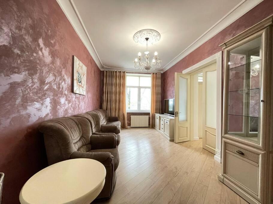 Luxury Apartment In The Center Chisinau Exterior photo